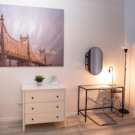 Perfect Location,Newly Decorated Modern, Large Place 60 M2, Really Quiet So You Can Have A Good Night Sleep, Ac, Netflix, Smart Tv, High-Speed Internet, World Famous New York Cafe Only 10 Minutes Walk Budapest Ngoại thất bức ảnh