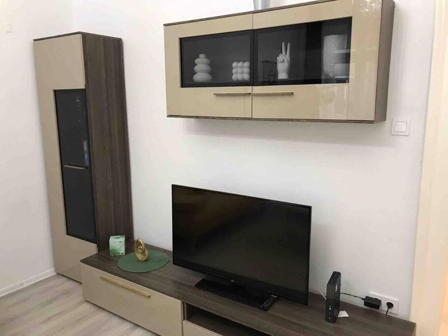 Perfect Location,Newly Decorated Modern, Large Place 60 M2, Really Quiet So You Can Have A Good Night Sleep, Ac, Netflix, Smart Tv, High-Speed Internet, World Famous New York Cafe Only 10 Minutes Walk Budapest Ngoại thất bức ảnh