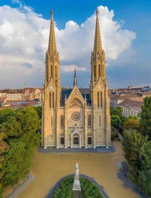 Perfect Location,Newly Decorated Modern, Large Place 60 M2, Really Quiet So You Can Have A Good Night Sleep, Ac, Netflix, Smart Tv, High-Speed Internet, World Famous New York Cafe Only 10 Minutes Walk Budapest Ngoại thất bức ảnh