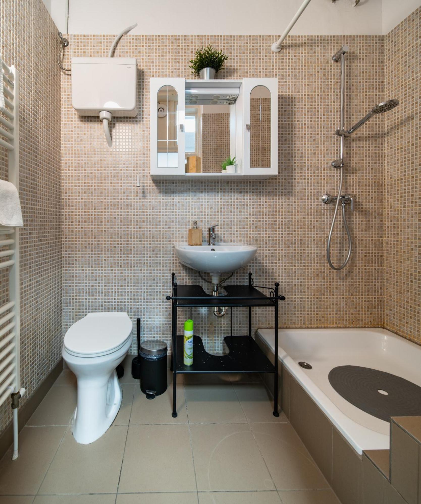 Perfect Location,Newly Decorated Modern, Large Place 60 M2, Really Quiet So You Can Have A Good Night Sleep, Ac, Netflix, Smart Tv, High-Speed Internet, World Famous New York Cafe Only 10 Minutes Walk Budapest Ngoại thất bức ảnh
